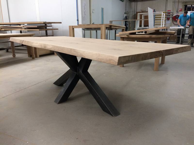Rubber mat ritme Eettafel robuust kruispoot zwart staal industrieel | Te Boveldt  Meubelmakerij & Interieurbouw